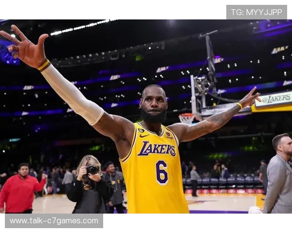 詹姆斯成为NBA历史得分王 破纪录之夜引爆全场热议